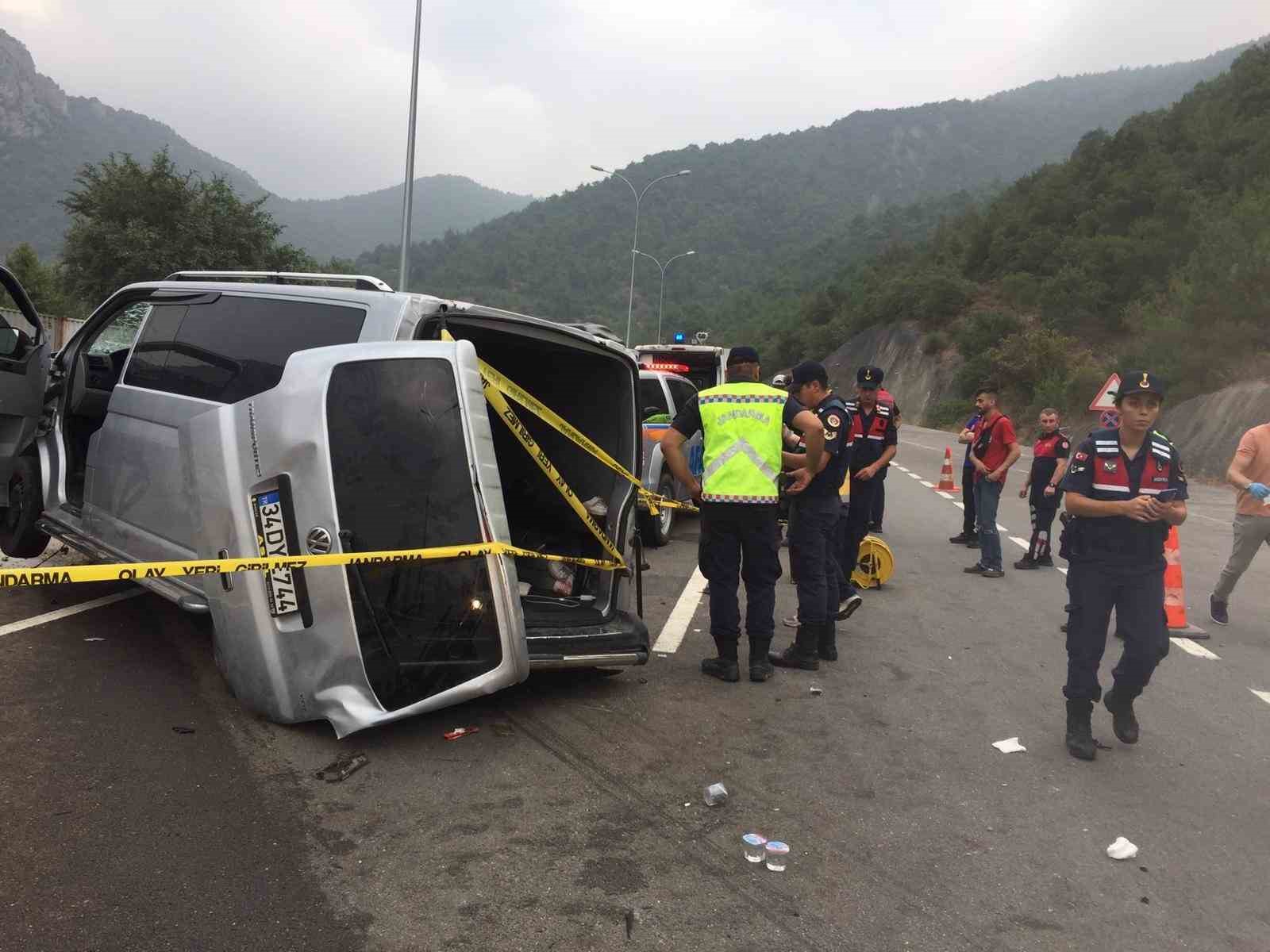 Bilecik'te düğünden dönen ailenin bulunduğu minibüs kaza yaptı, 1 ölü 14 yaralı.