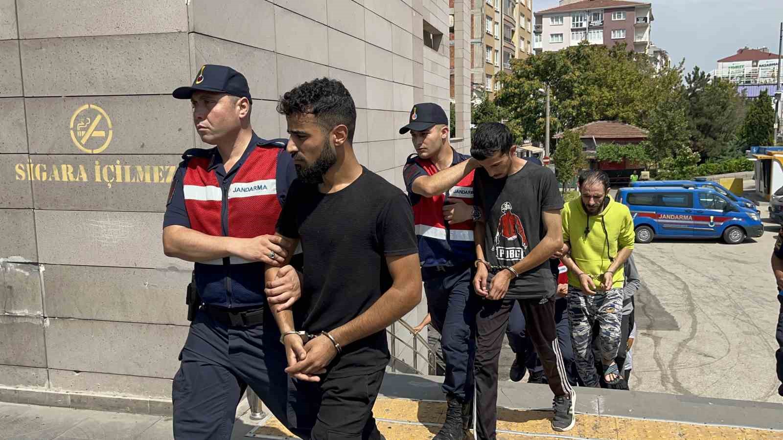 Eskişehir'de yabancı uyruklu 7 şüpheli, hayvanları ve parasıyla birlikte gasp ettiği iddiasıyla jandarma tarafından yakalandı.