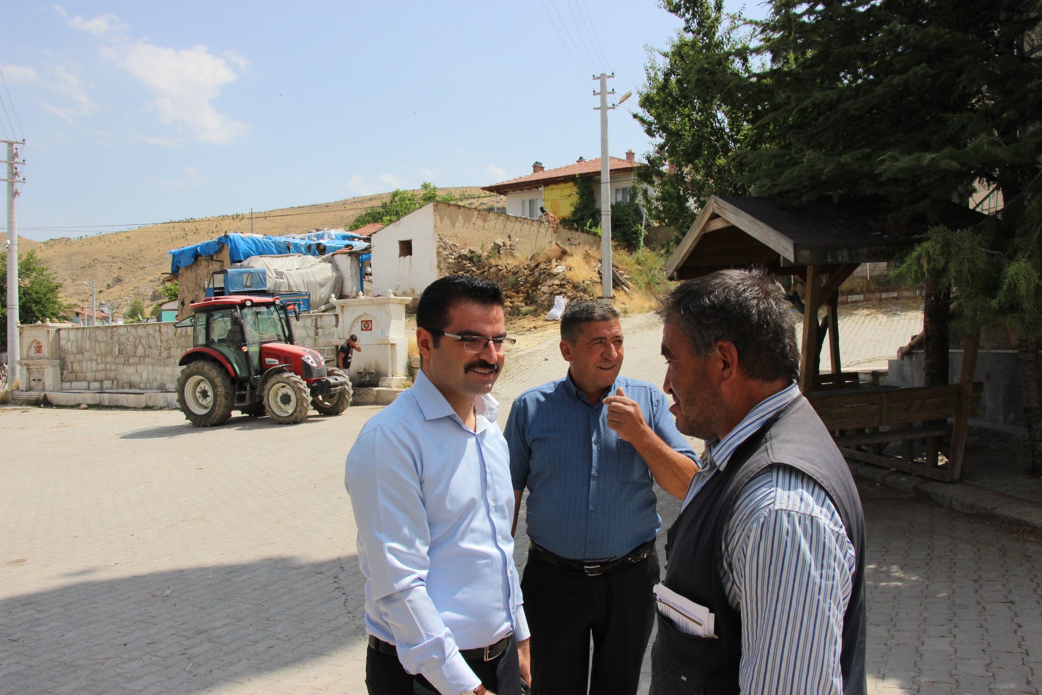 Kaymakam, sel sonrası hasar gören yollar için talimat verdi.