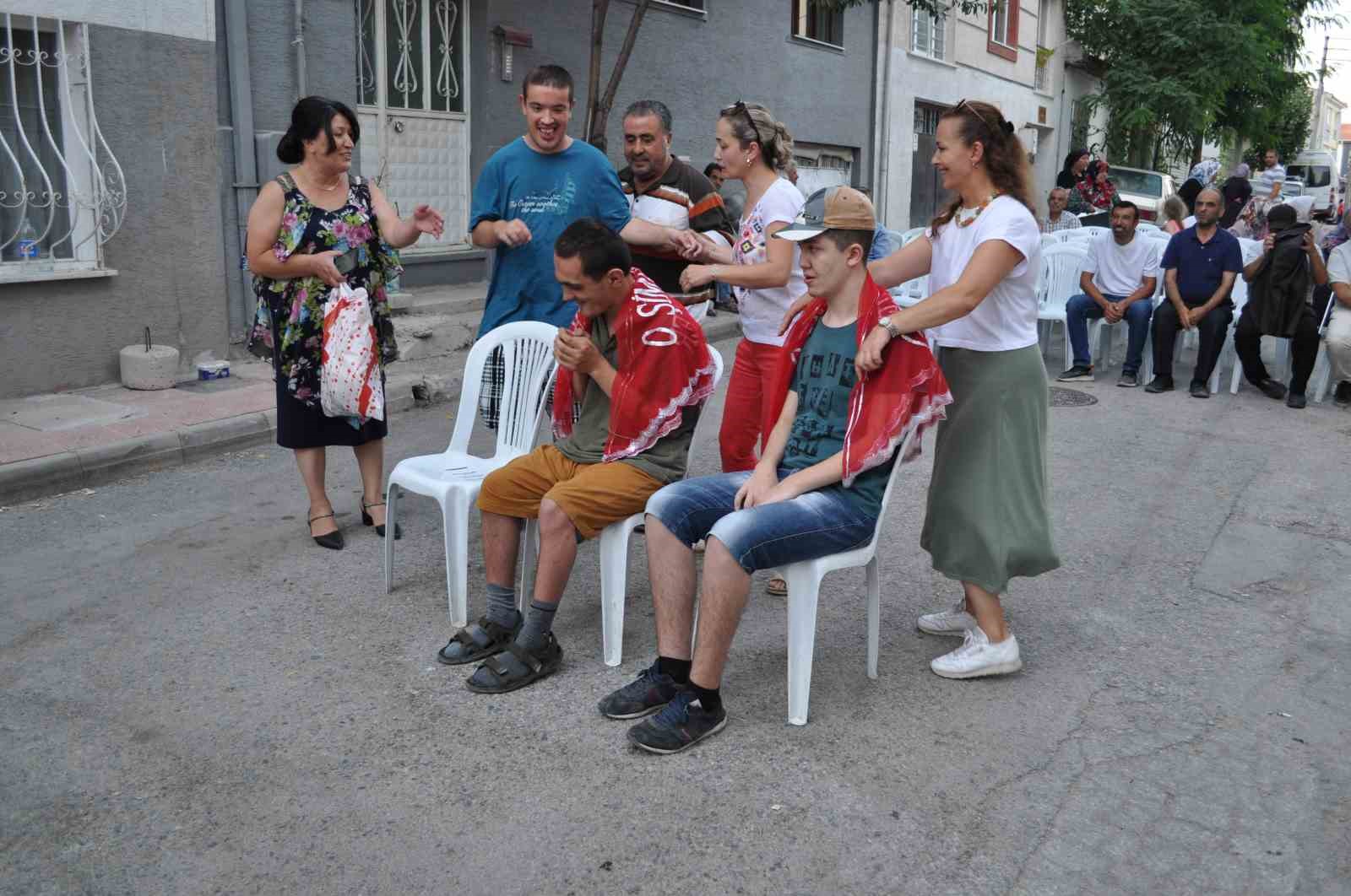 Eskişehir'de engelli kardeşlere asker düğünü düzenlendi