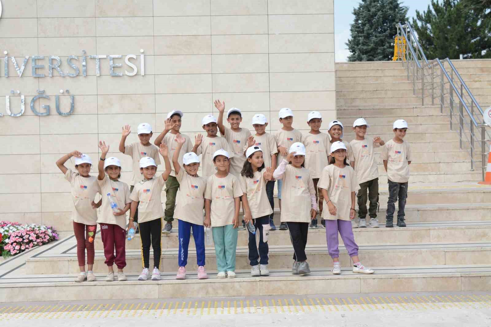 Mevsimlik Tarımda Çocuk İşçiliği Projesi kapsamında, Eskişehir'deki çocuk tarım işçileri üniversite ziyareti yaptı.