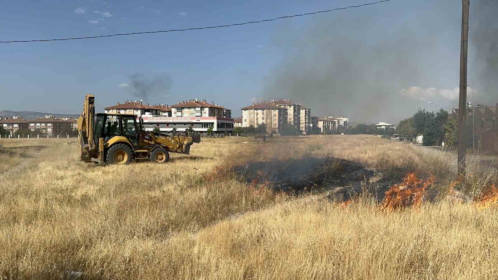 Kahraman kepçe operatörü yangını söndürdü.