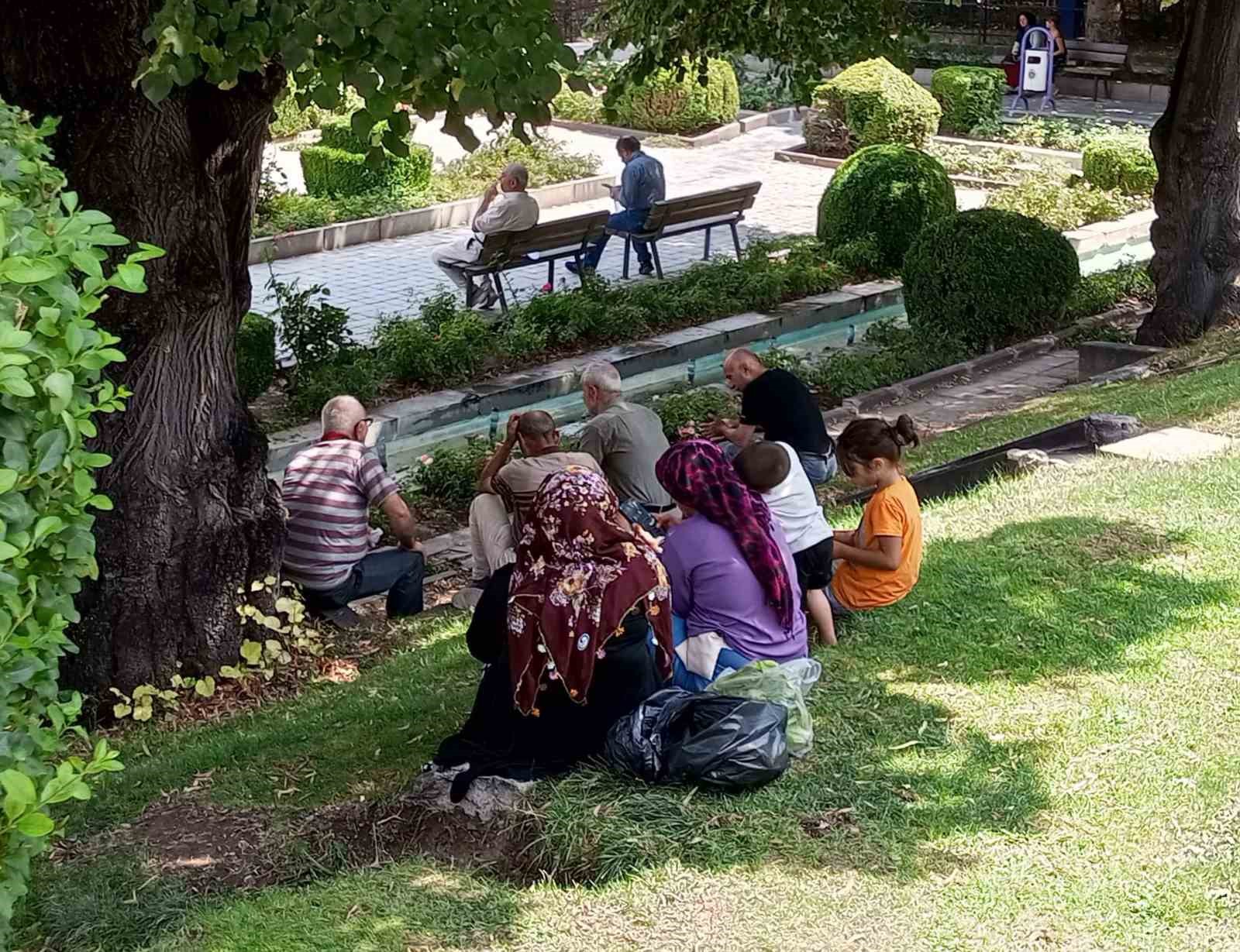 Sıcaklarda Afyonkarahisarlılar Serinlemek İçin Dondurma Tüketiyor