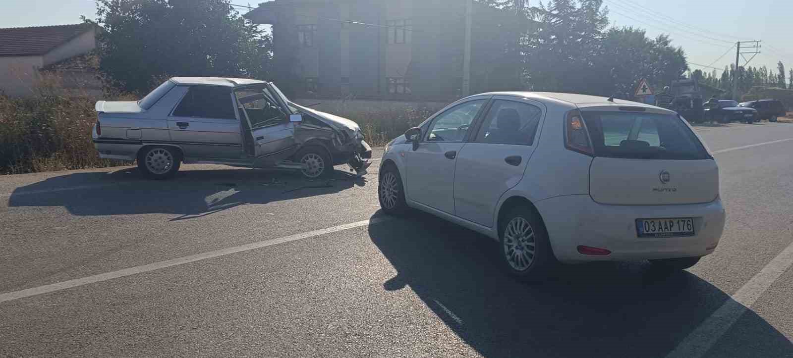 Afyonkarahisar'da kafa kafaya çarpışan otomobillerde 2 yaralı