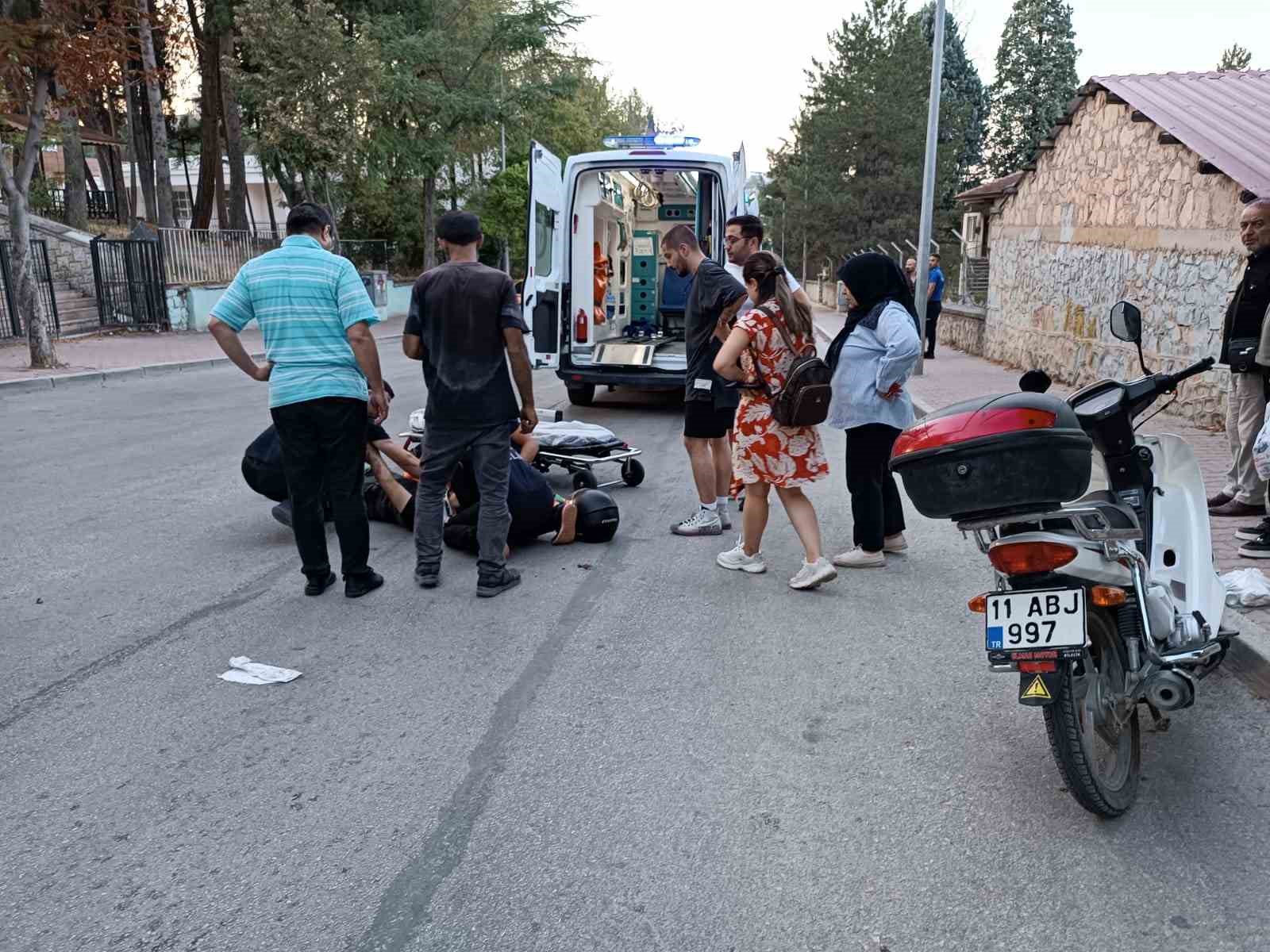 Bilecik'te otomobil ile motosiklet çarpıştı, 1 yaralı.