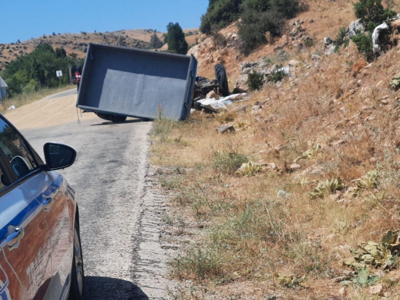 Isparta'da traktör devrildi, 3 yaralı