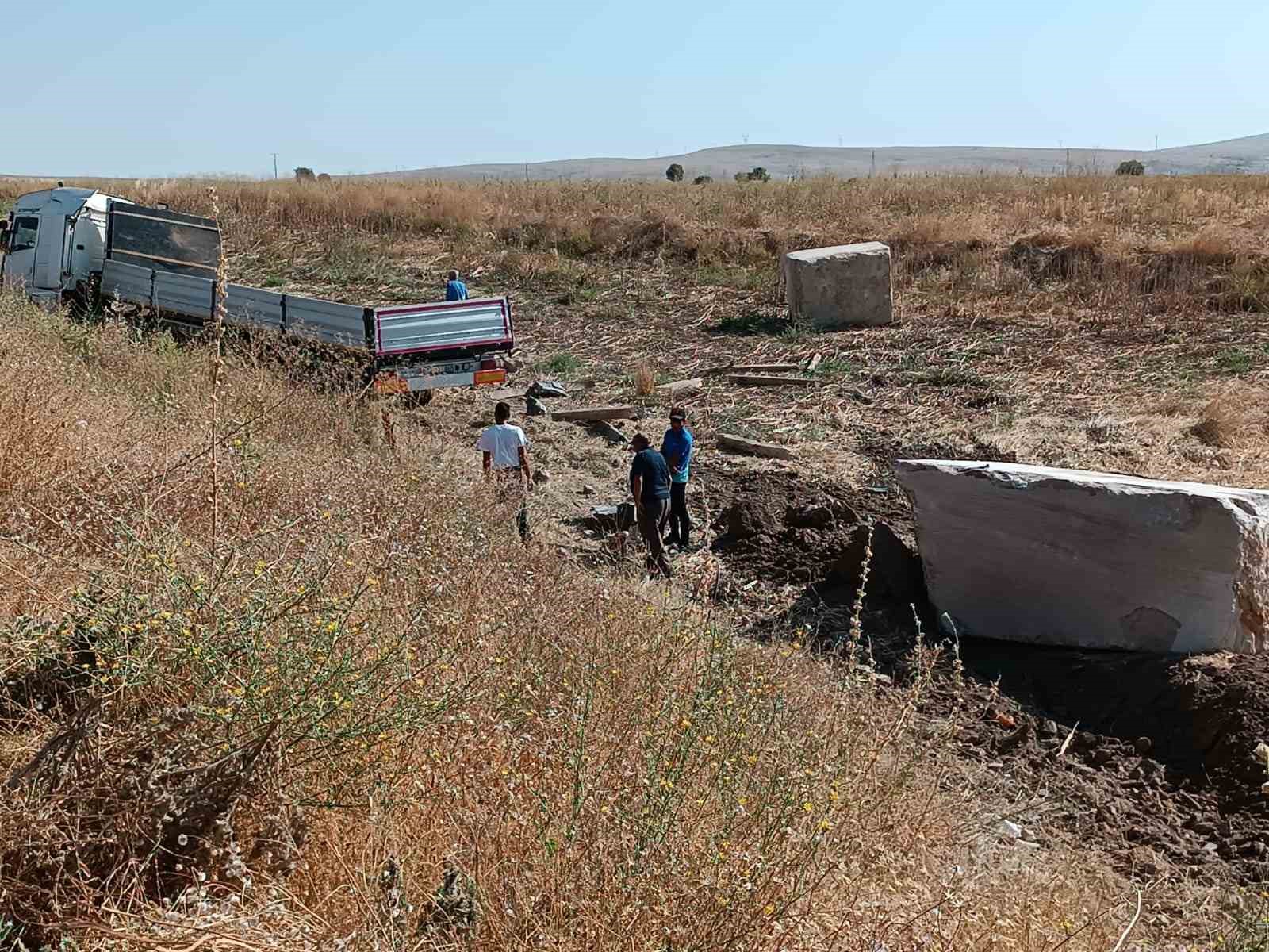 Şuhut'ta şarampole devrilen tır sonucu büyük facia önlendi.