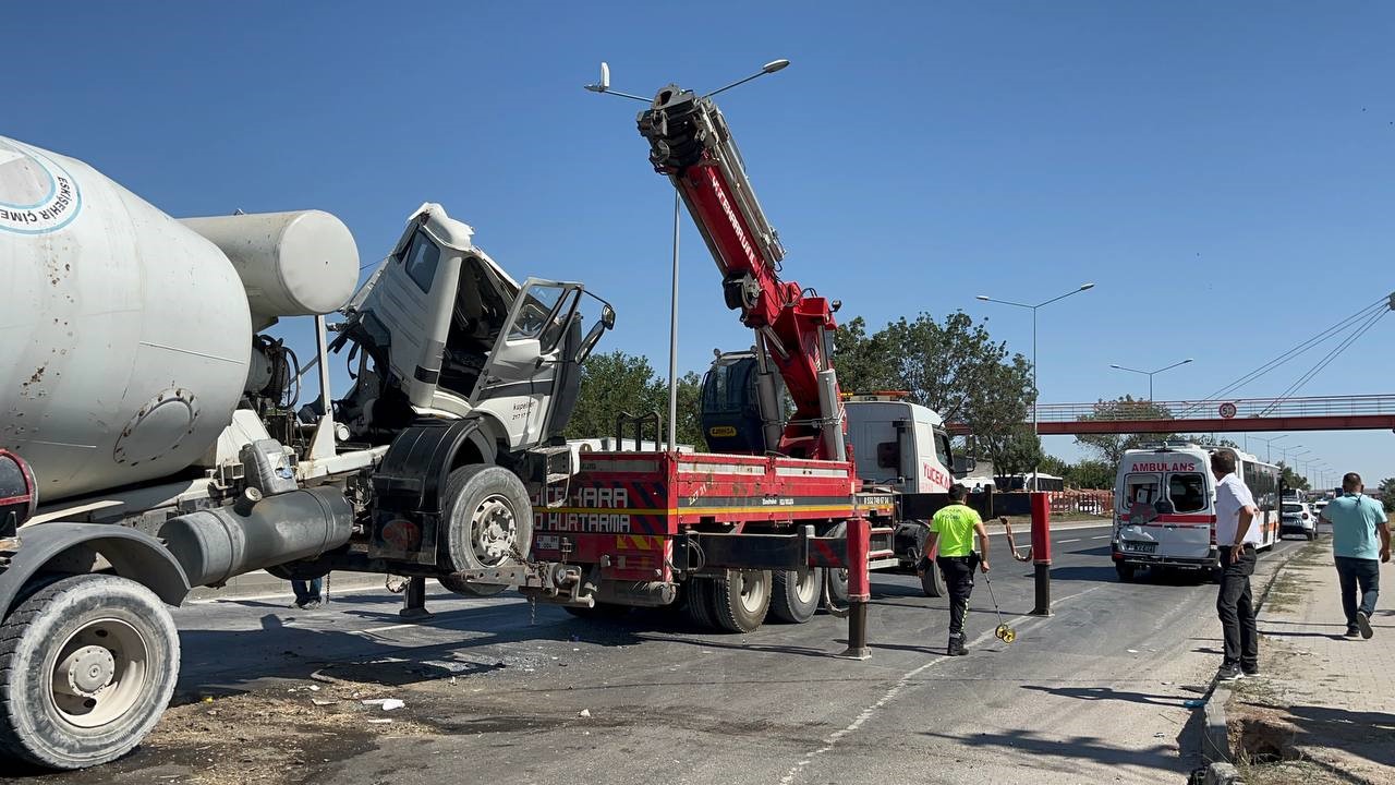 Eskişehir'de beton mikseri önce otobüse, sonra ambulansta çarptı: 14 yaralı.