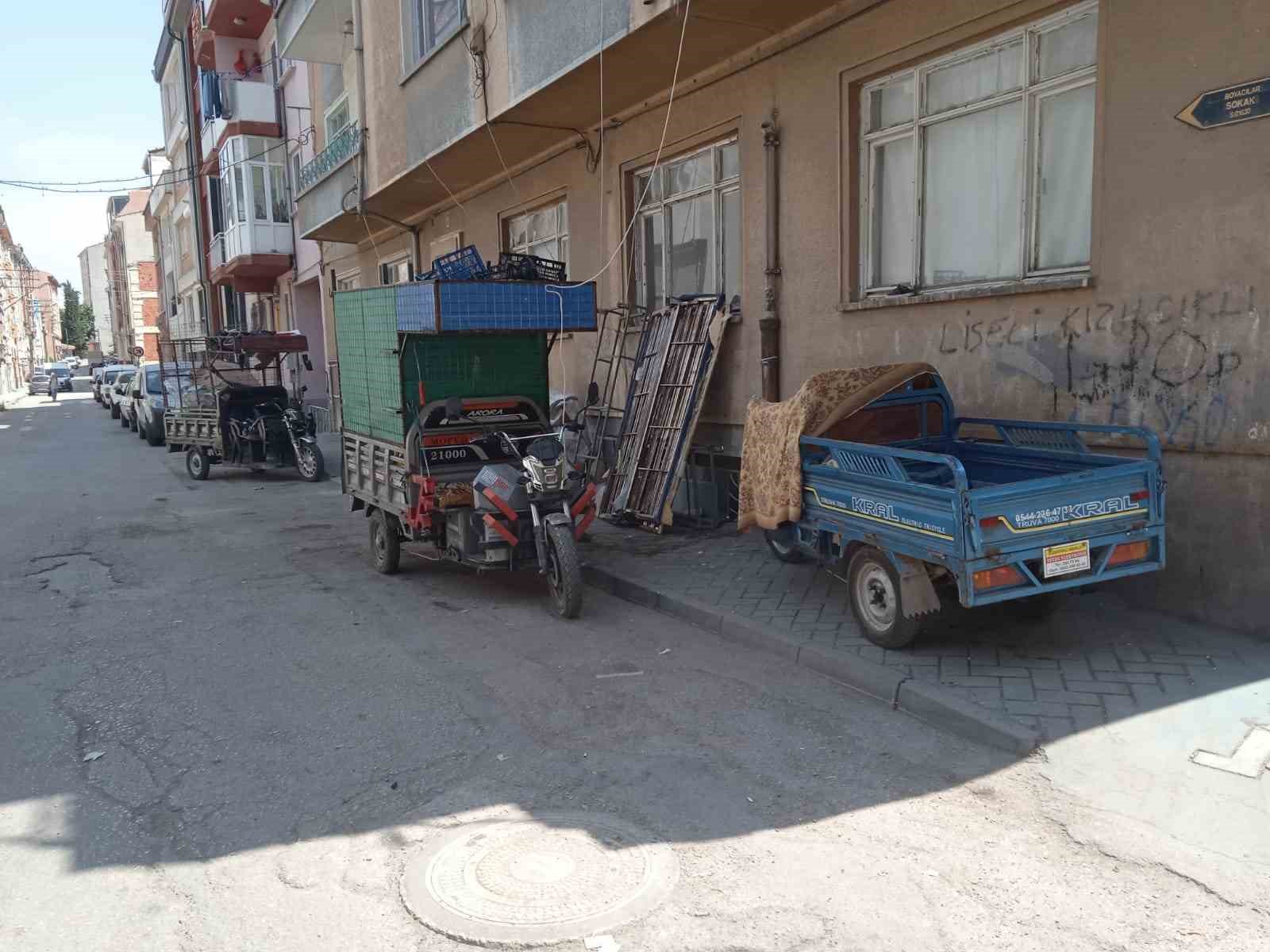 Eskişehir'de elektrikli motosikletler engelliler ve yaya geçişine engel oldu.