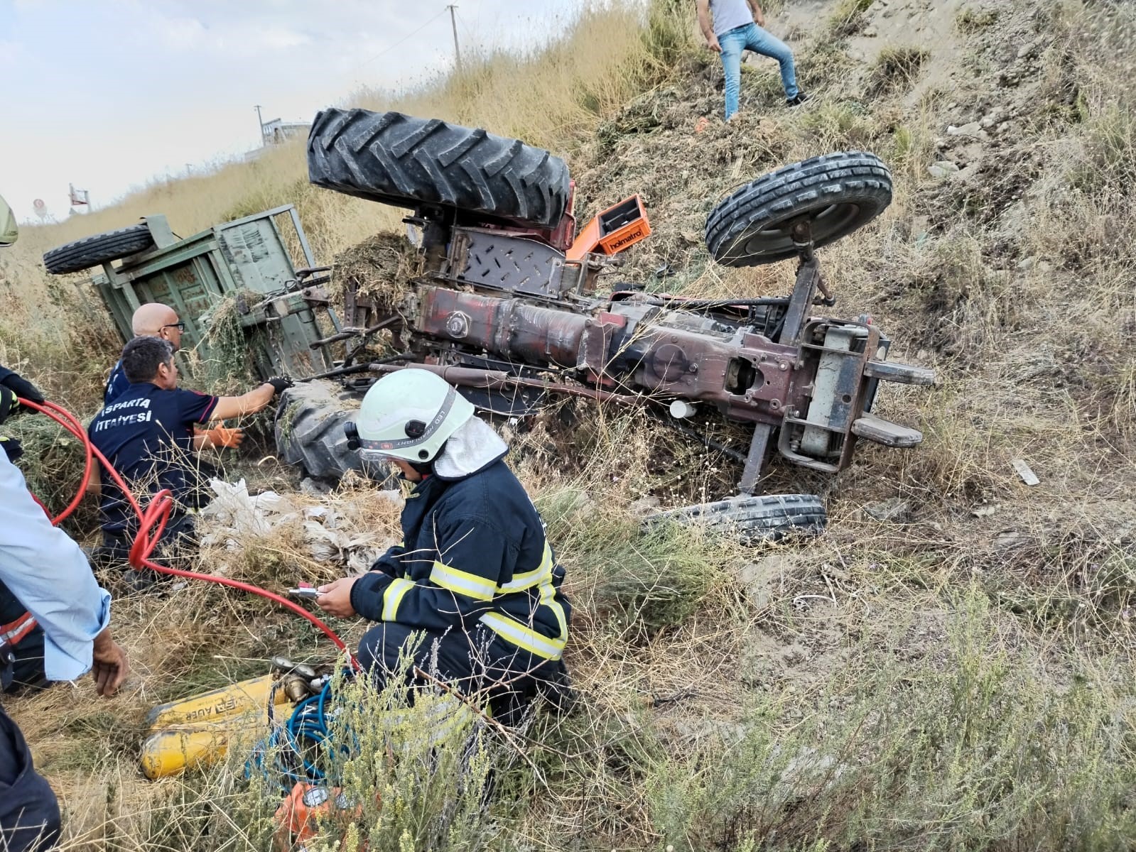 Isparta'da Traktör Devrildi, Kurtarılan Sürücü Hastaneye Kaldırıldı