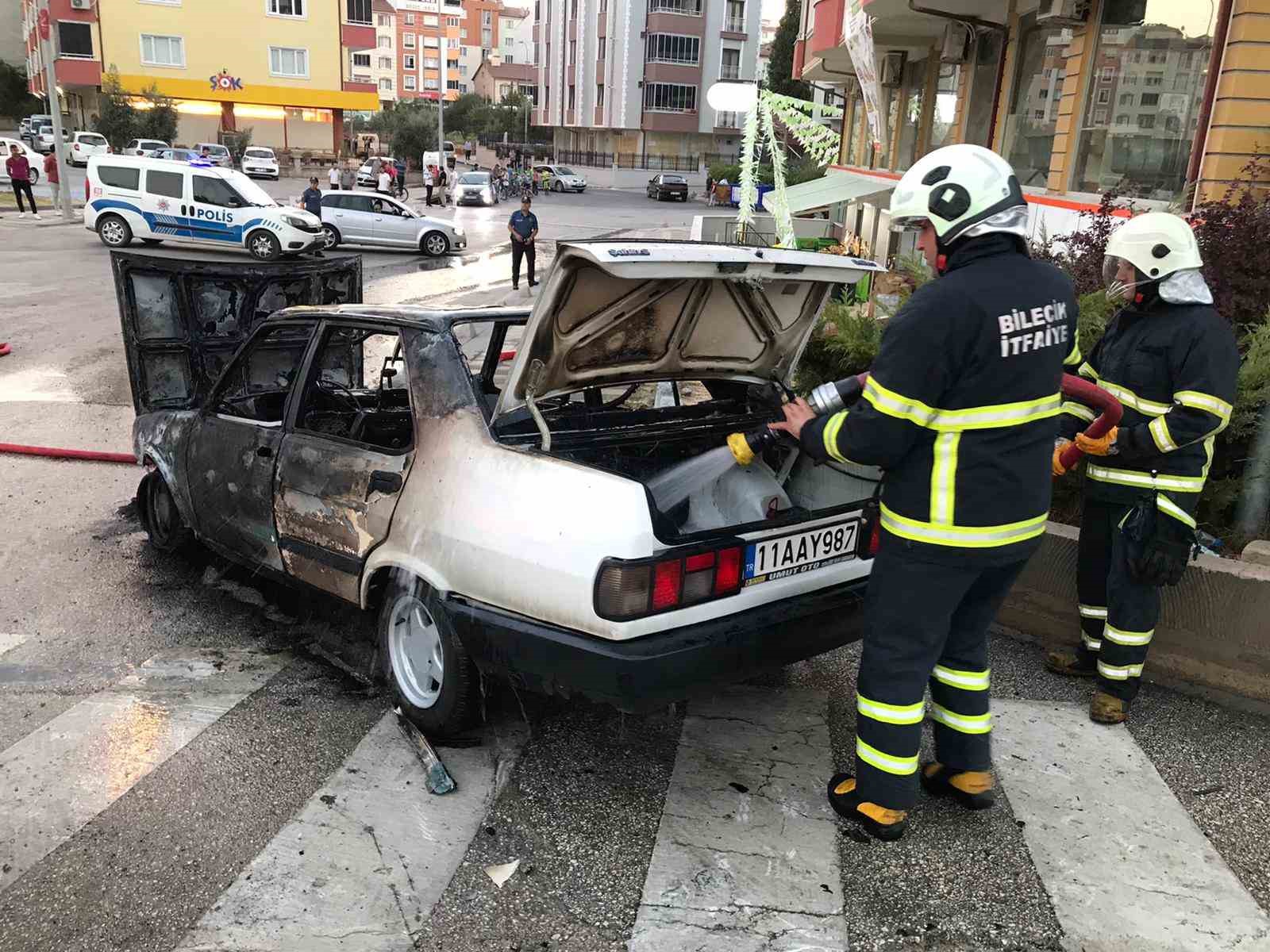 Bilecik'te Otomobil Alev Aldı ve İtfaiye Ekipleri Müdahale Etti