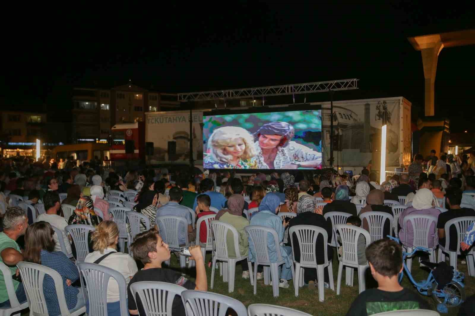 Kütahya'da Açık Hava Sineması Nostalji Dolu Geceye Dönüştü