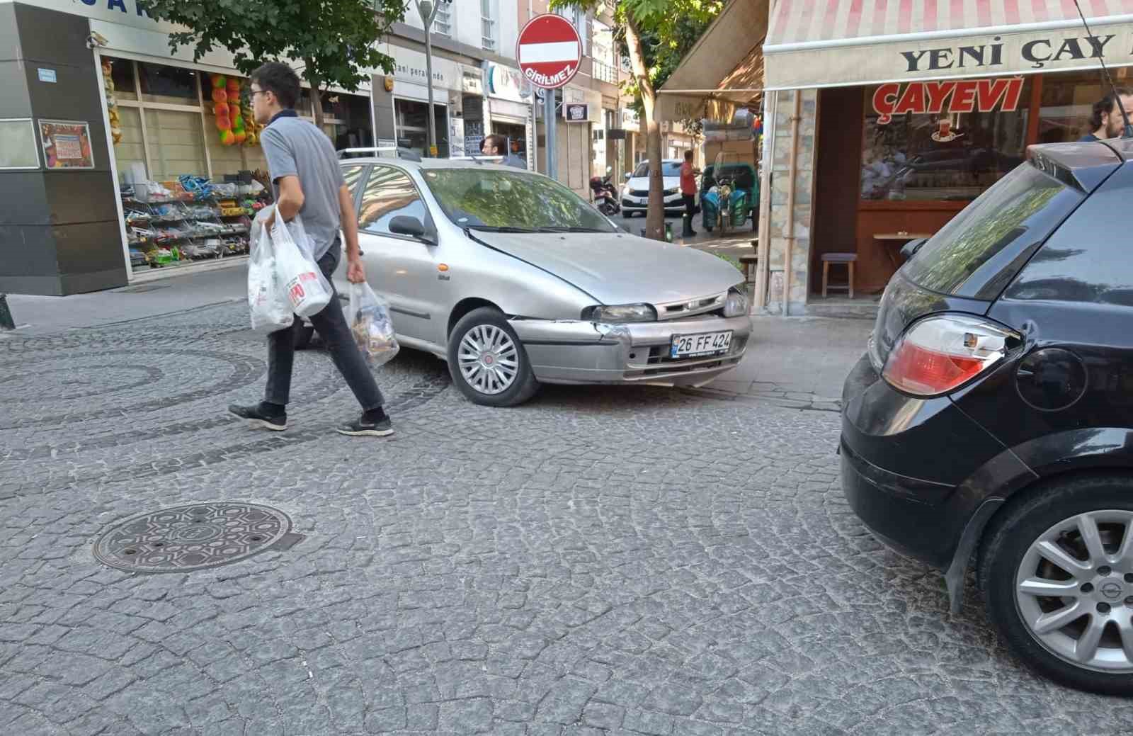 Eskişehir'de çarpışan araçlarda maddi hasar oldu