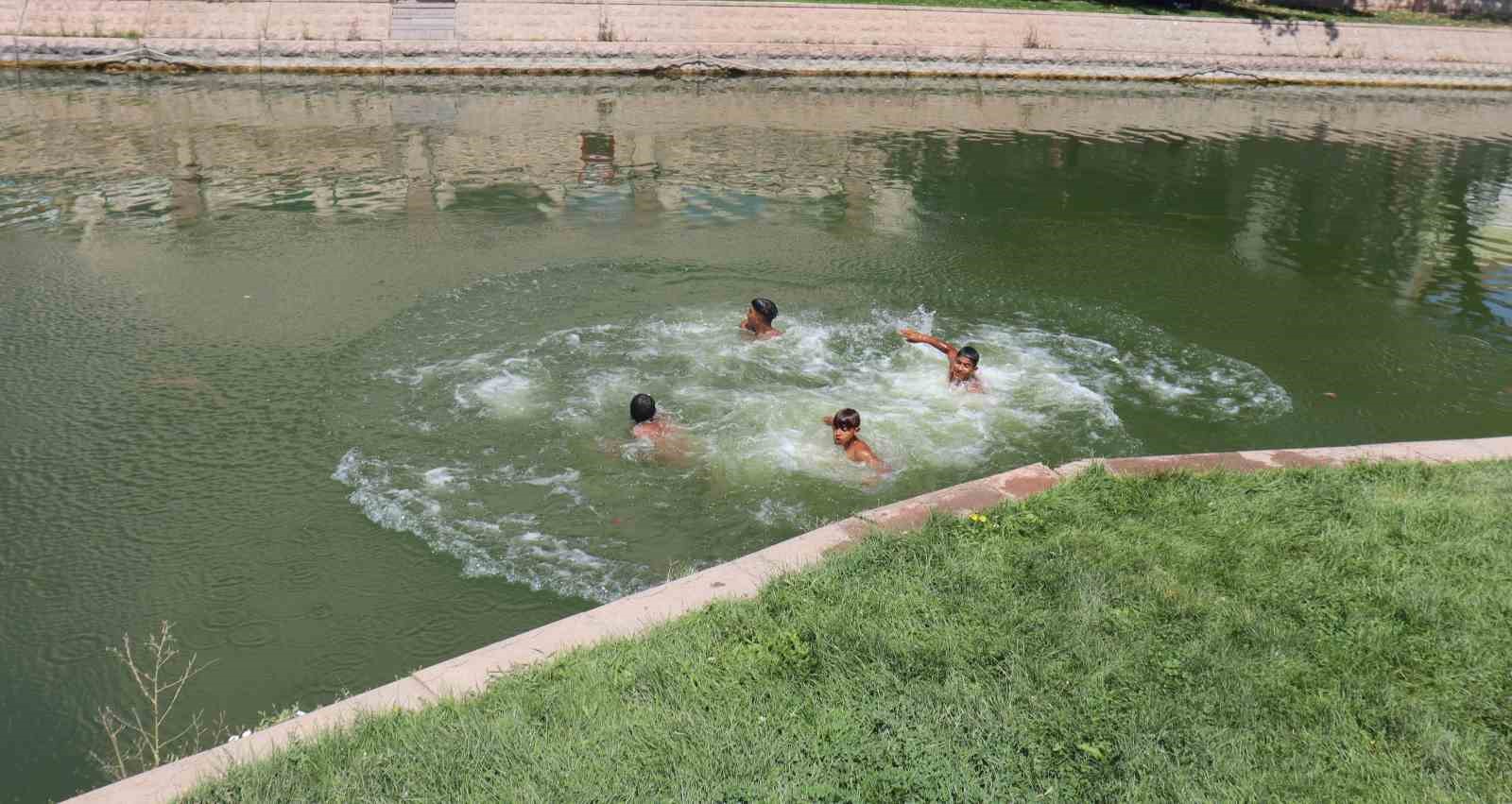 Eskişehir'de gençler Porsuk Çayı'na atladı