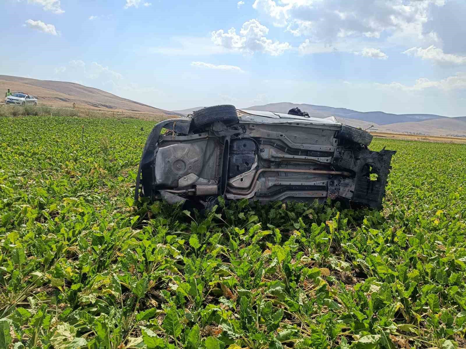 Afyonkarahisar'da otomobil hafif ticari araca çarptı, 2 yaralı.