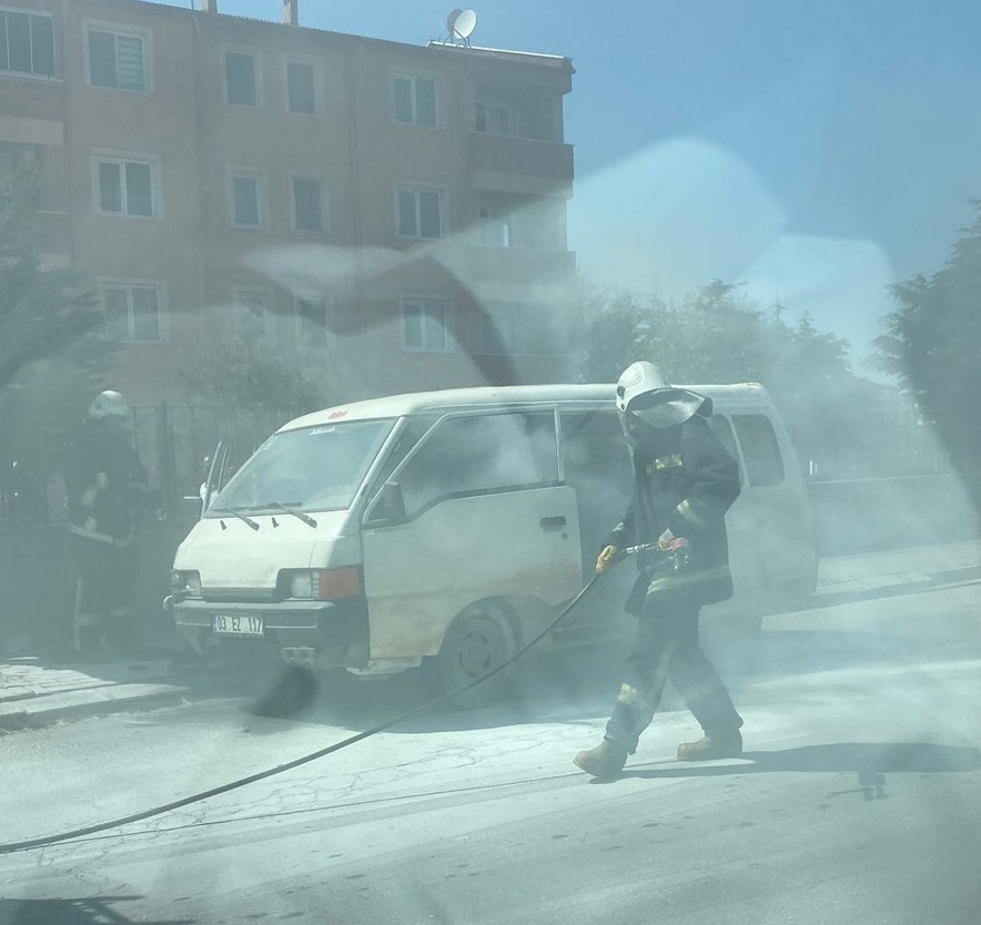 Afyonkarahisar'da kamyonette çıkan yangın paniğe yol açtı.