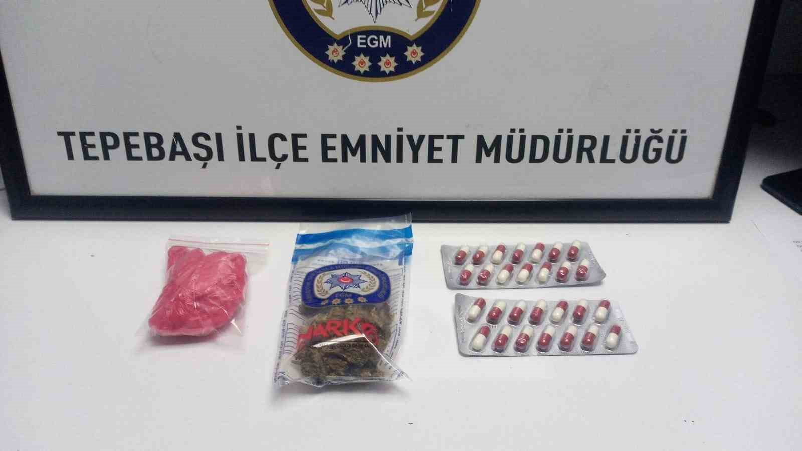 Eskişehir'de 6 kişi uyuşturucu ve silahla yakalandı.