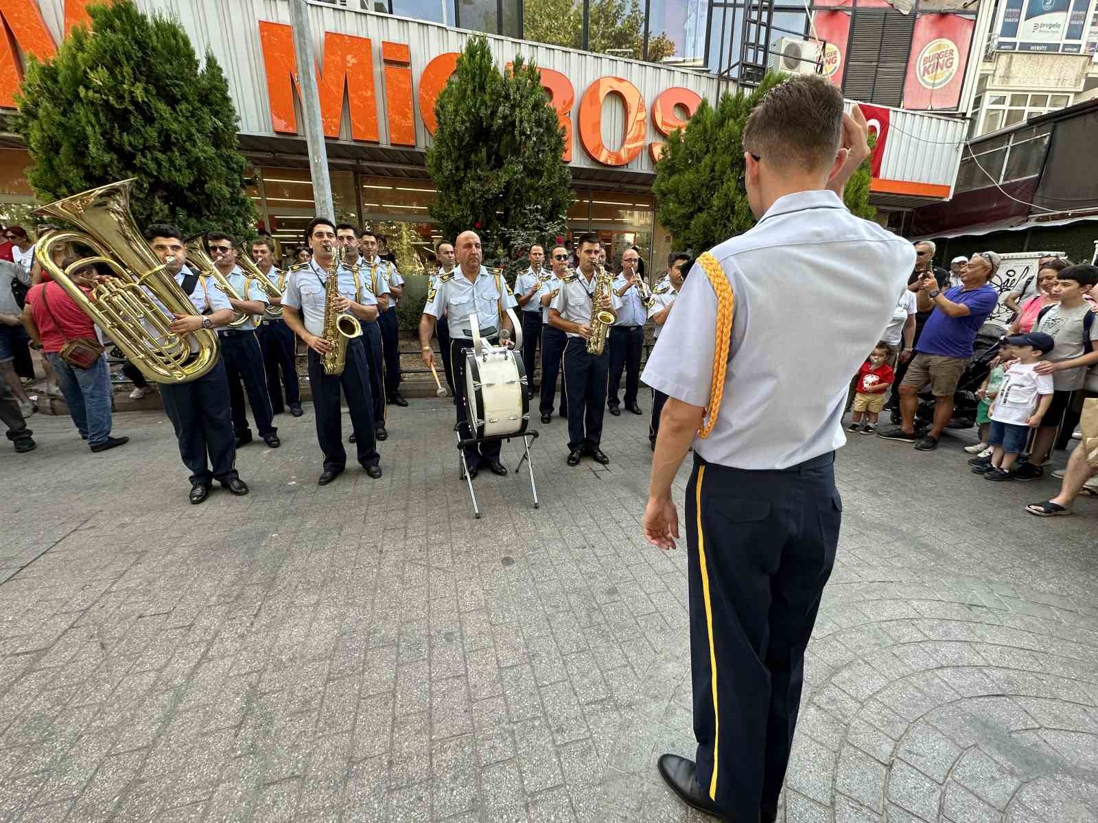 Askeri Bando, 30 Ağustos'ta Zafer Bayramı'nda konser verdi.