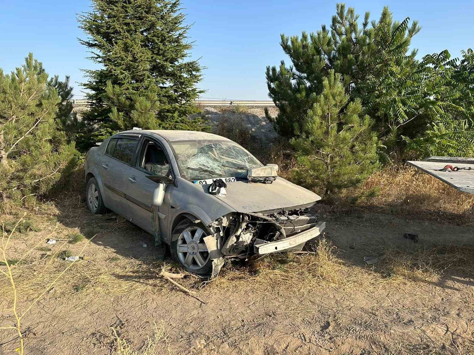 Afyonkarahisar'da otomobil şarampole uçtu, 4 yaralı.