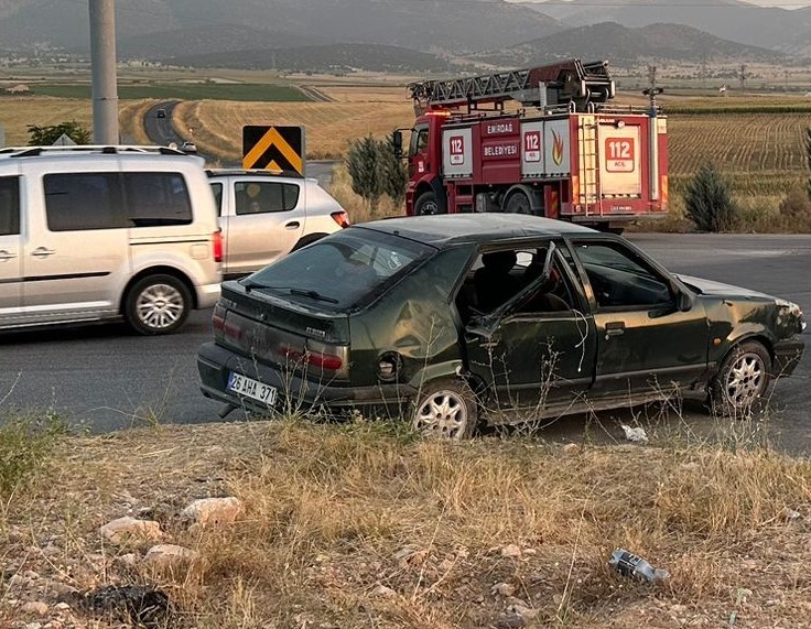 Afyonkarahisar'da Kavşakta Otomobil Devrildi: 4 Yaralı