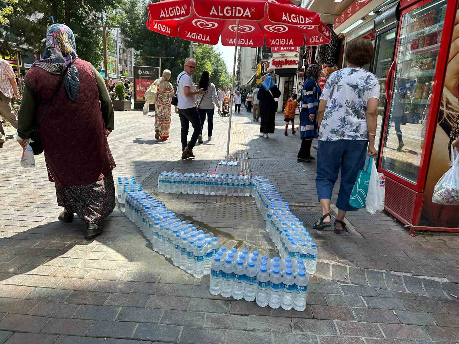 Odunpazarı'ndaki Esnaf, Kaldırıma Su Şişeleriyle Çarpıcı Bir Önlem Aldı.