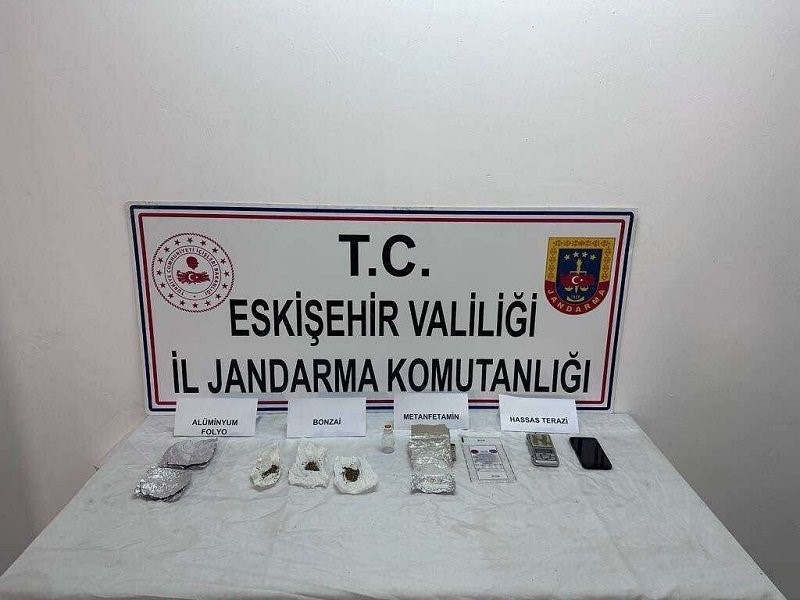 Eskişehir'de Şüpheli Aramada Uyuşturucu Maddeler Ele Geçirildi