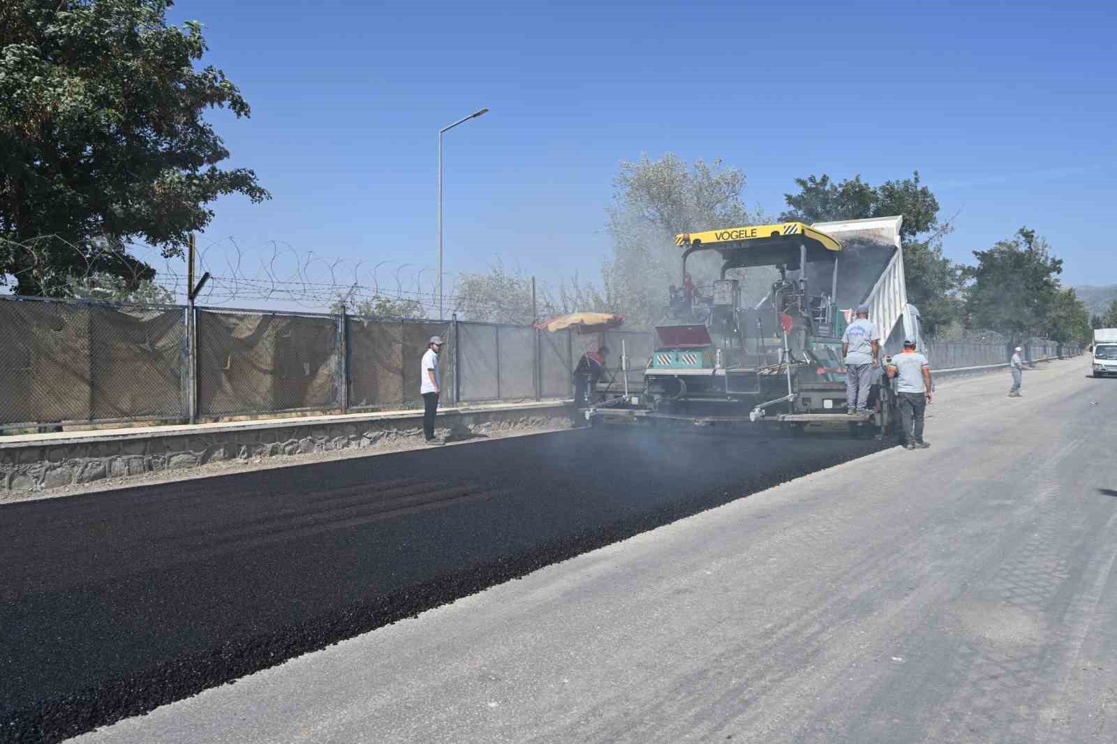 Isparta Belediyesi ve İl Özel İdaresi işbirliği ile Davraz Mahallesi'nde yola asfalt dökülüyor.