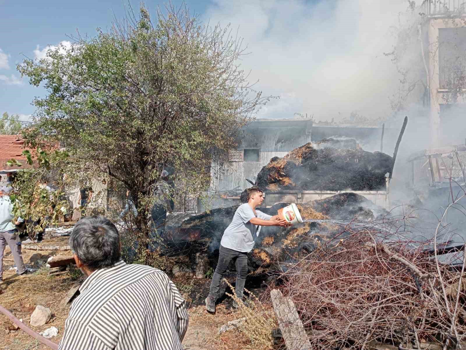 Gediz'de Çıkan Yangında Ahır ve Hayvanlar Telef Oldu