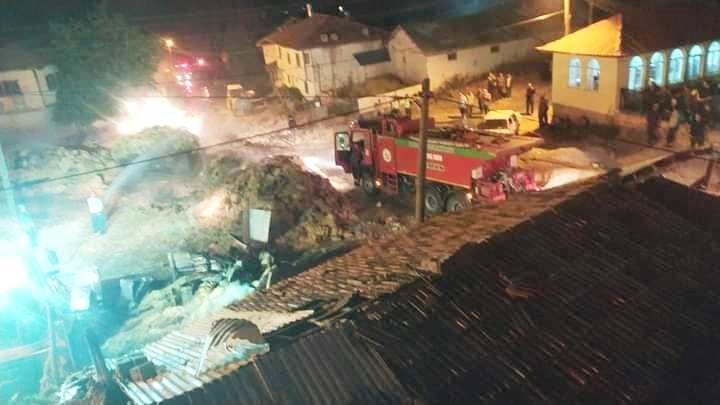 Çamırdık köyünde samanlık yangını önlendi.