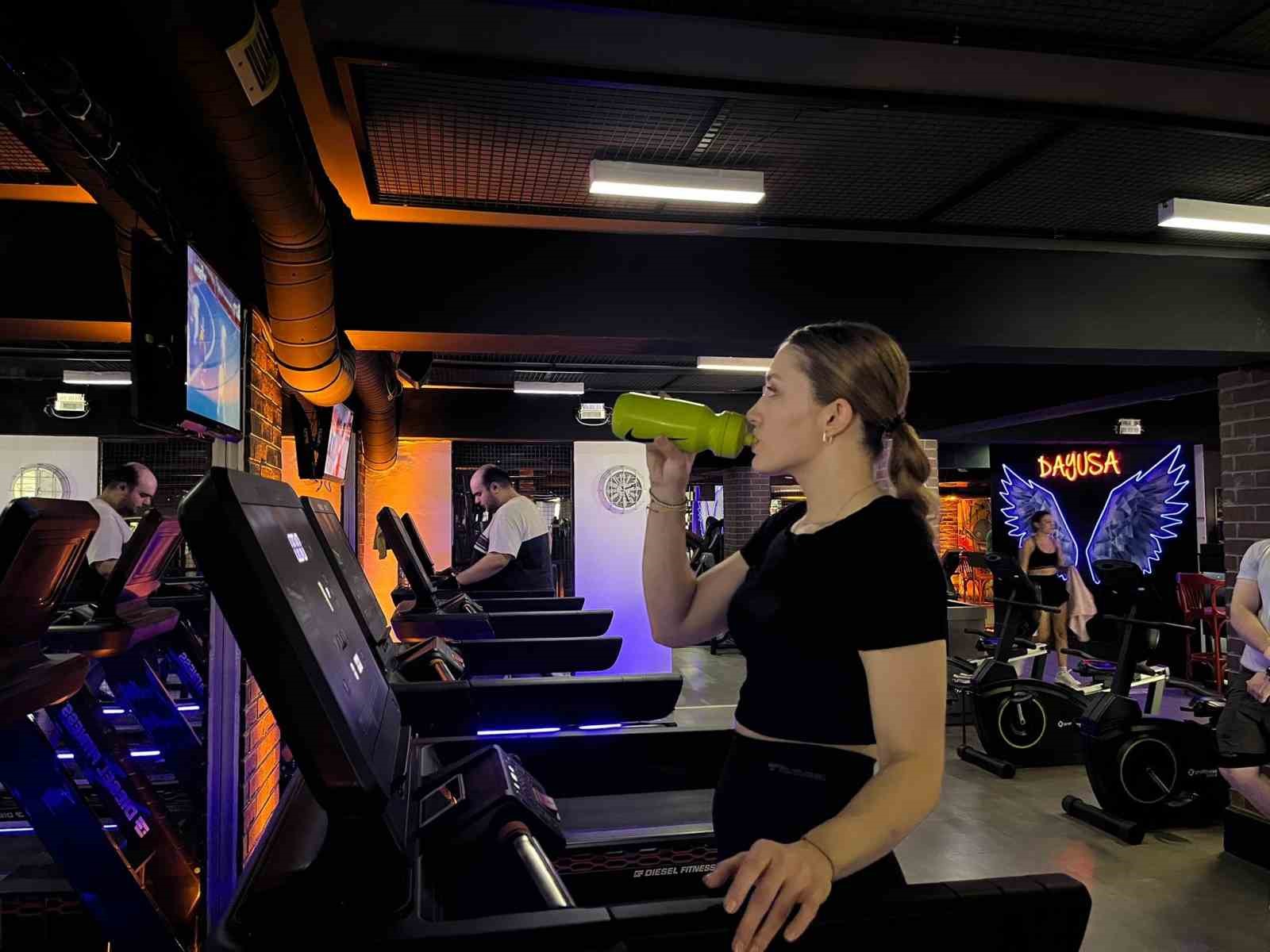 Eskişehirli fitness eğitmeni sporcılara su içmemelerini öneriyor