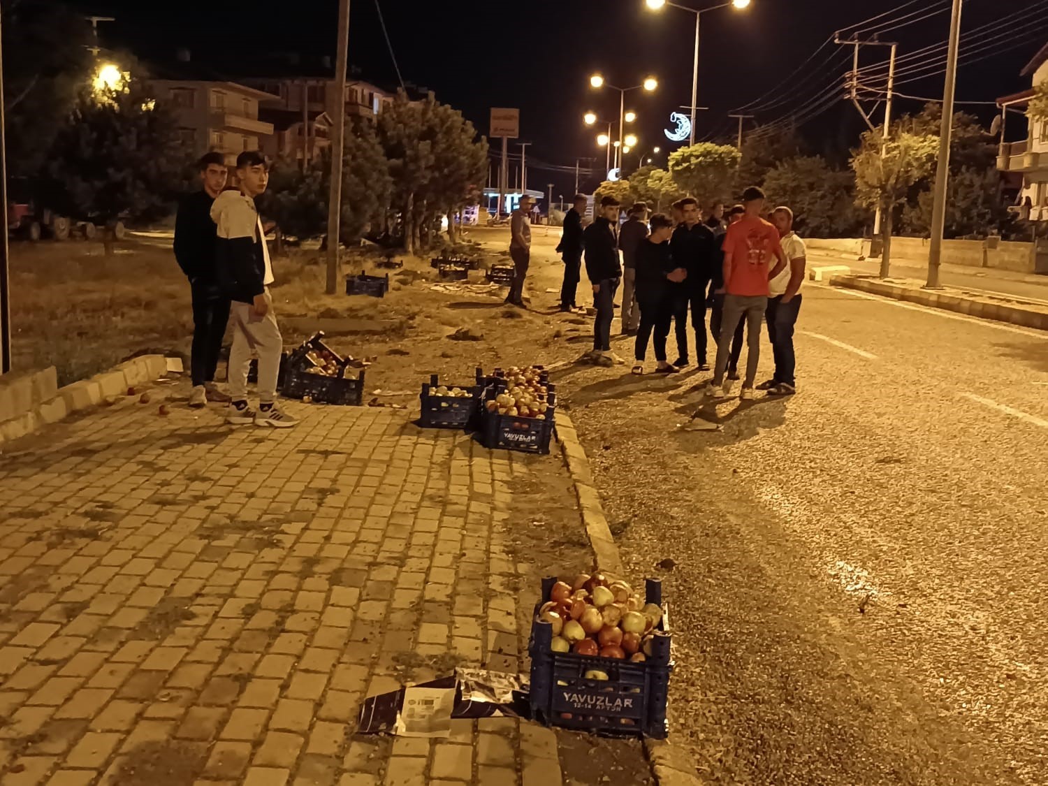 Şuhut'ta Kaza Sonucu Dağılan Elmalar Vatandaşlar Tarafından Sahibine Teslim Edildi