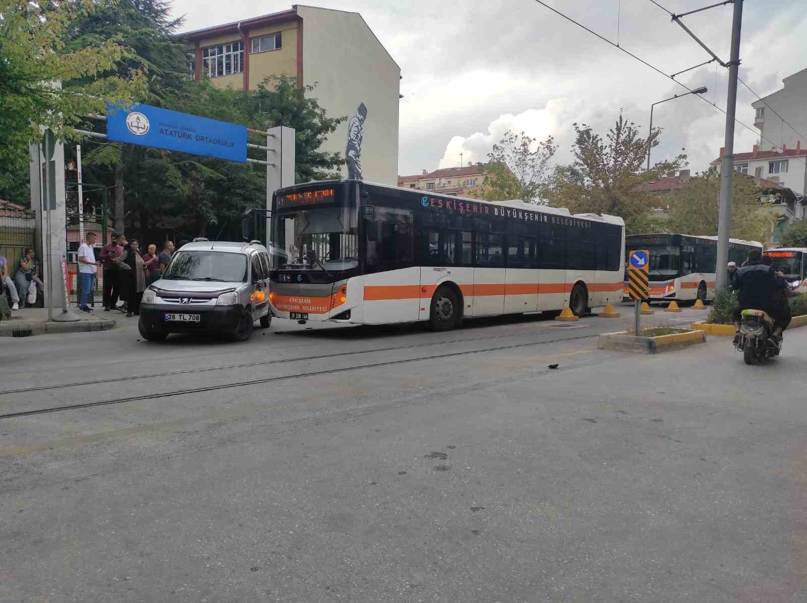 Eskişehir'de Belediye Otobüsü ile Hafif Ticari Araç Çarpıştı