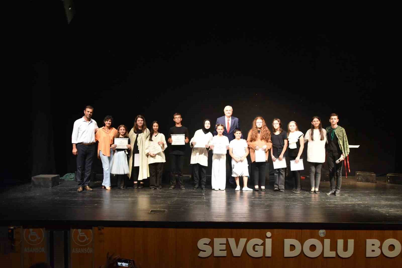 Bozüyük Belediyesi, 'Sahne Sanatevi' Öğrencilerine Belgelerini Verdi.