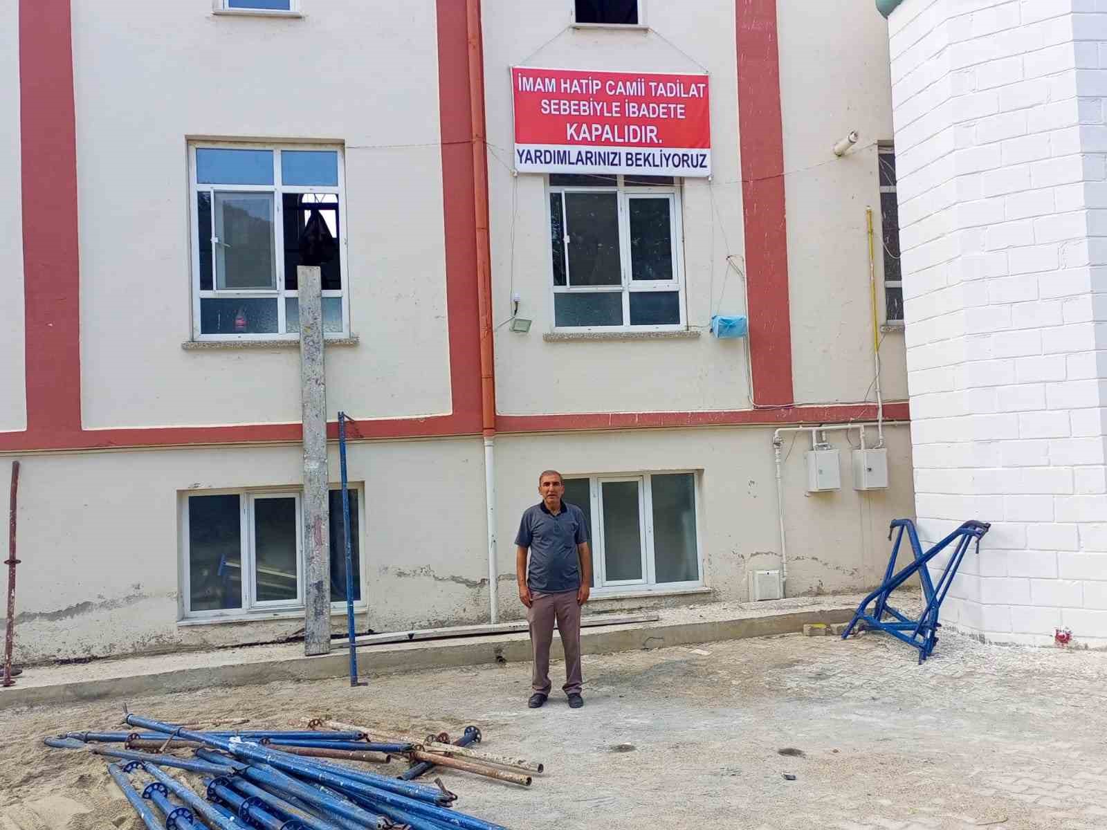 Emet İmam Hatip Camii İmam Hatibi Kadir Turan, camilerde yenileme ve restorasyon çalışmaları yapıyor.