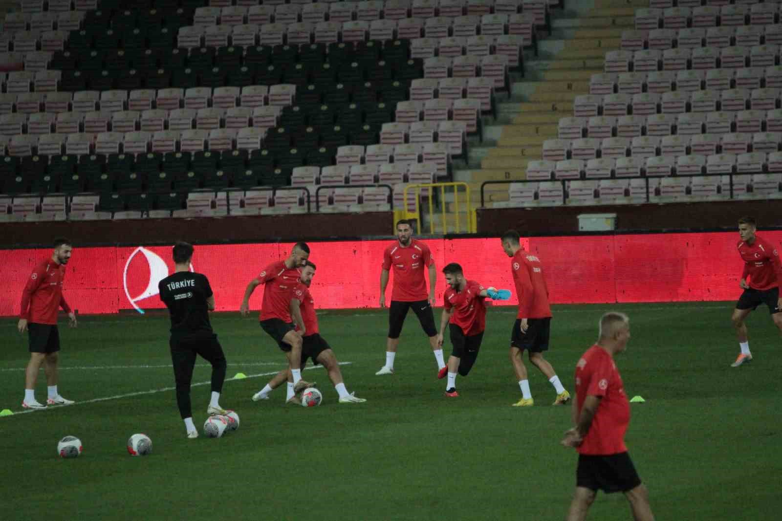 A Milli Futbol Takımı, Türkiye-Ermenistan maçı için son antrenmanını yaptı.