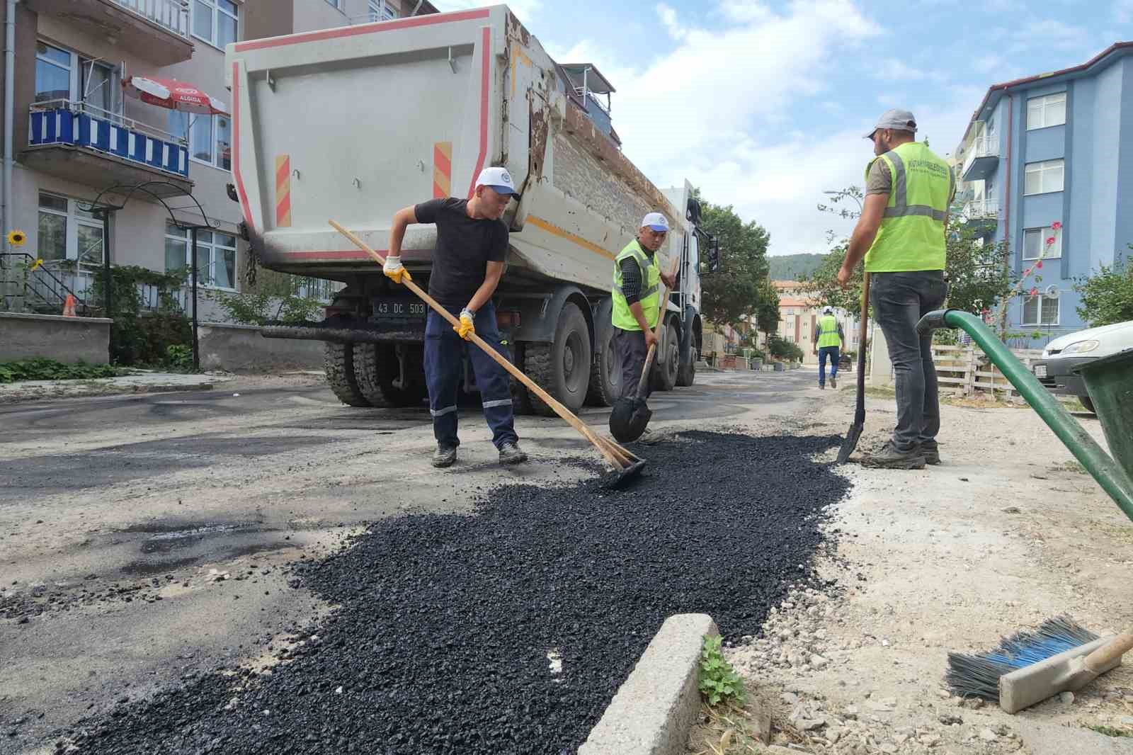 Kütahya'da Belediye Ekipleri Asfalt Çalışmalarına Devam Ediyor