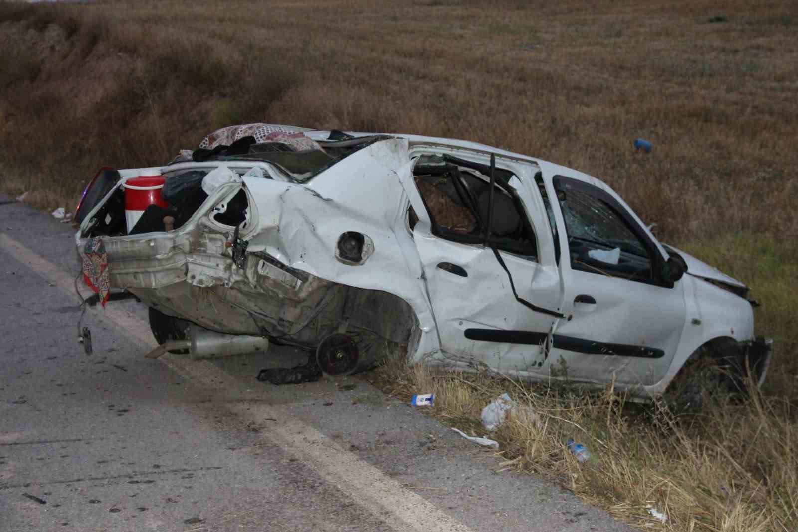 Afyonkarahisar'da Otomobil Taklalar Atarak Şarampole Yuvarlandı