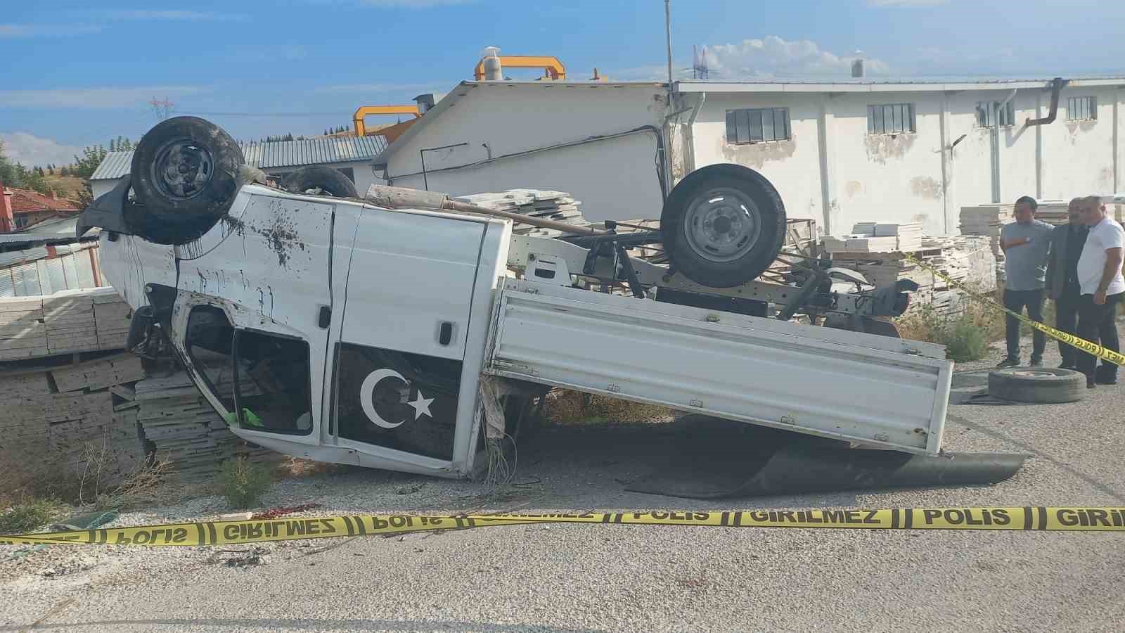 Afyonkarahisar'da kamyonet devrildi, sürücü hayatını kaybetti.