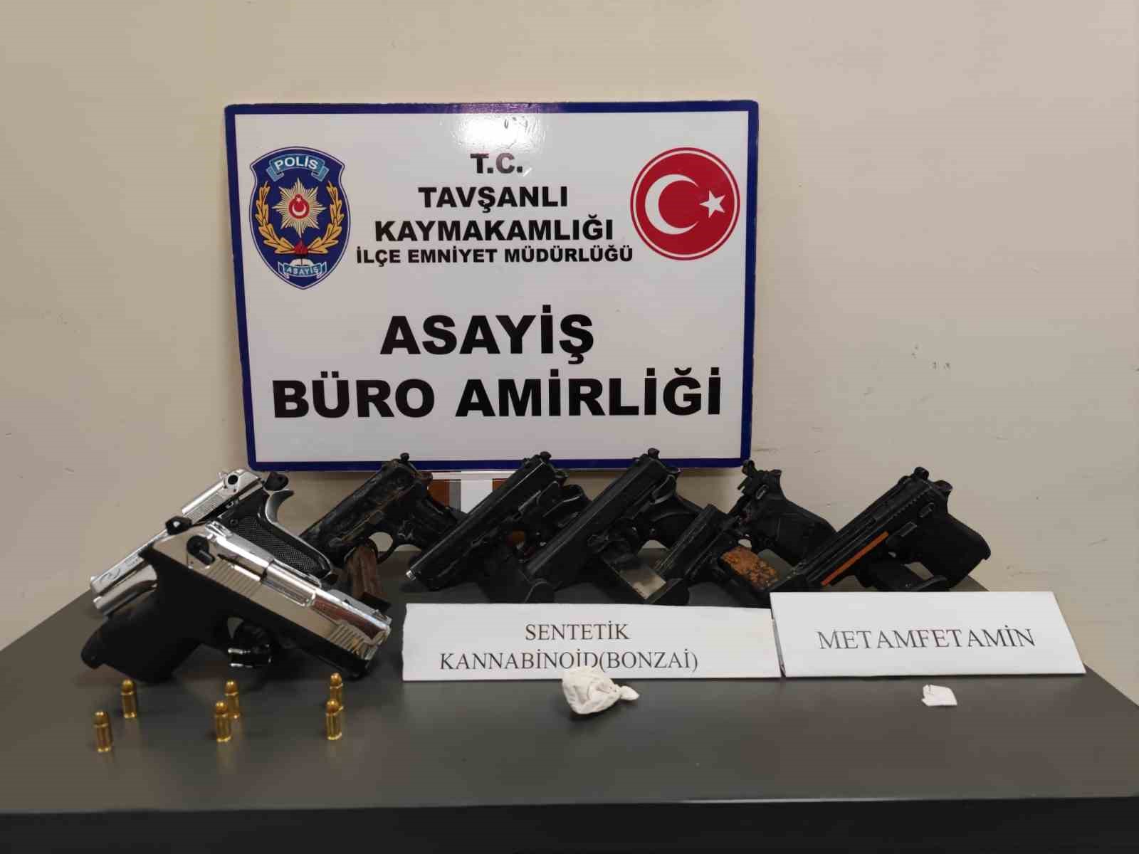 Tavşanlı'da Şüpheli Araçta Uyuşturucu ve Silah Bulundu