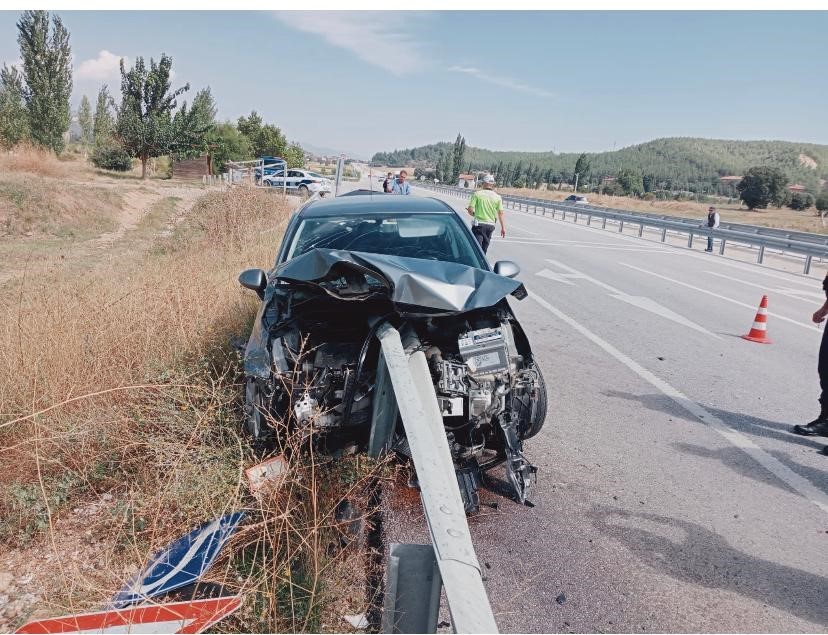 Gediz'de kontrolden çıkan otomobil bariyerlere saplandı: 2 yaralı