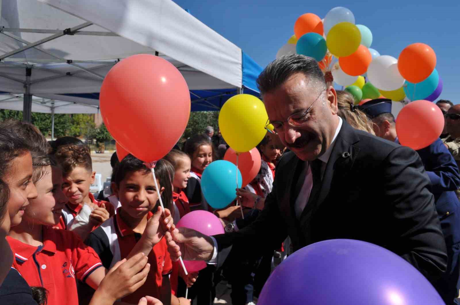 Eskişehir'de binlerce öğrenci okullara döndü.