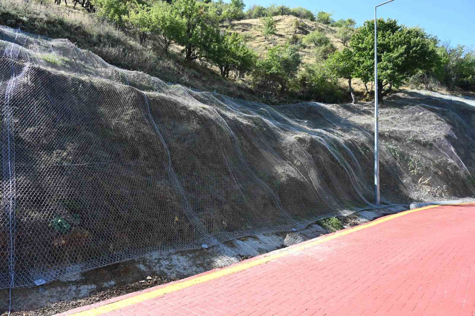 Isparta Belediyesi, Andık Deresi'nde koruma çalışmalarını tamamlıyor.