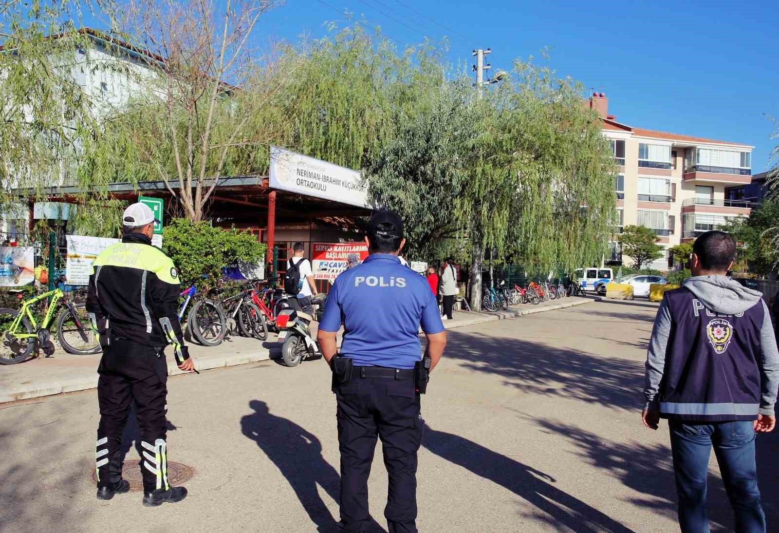 Afyonkarahisar'da Okul Çevreleri ve Servis Araçları Denetlendi