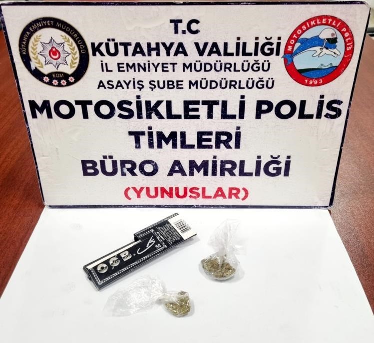 Kütahya'da Motopolişlerden arabada uyuşturucu bulundu.