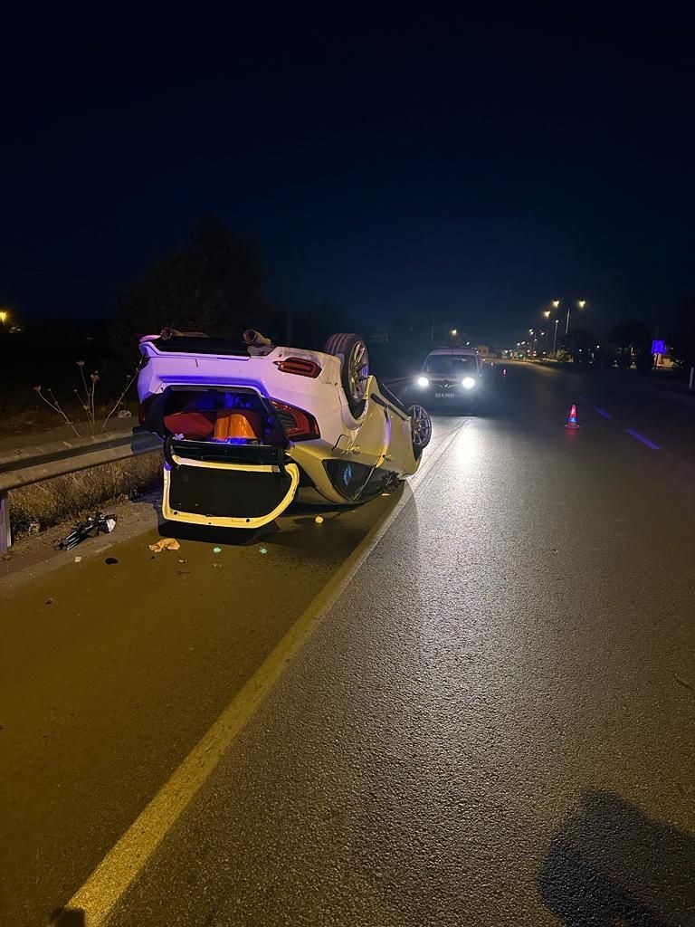 Afyonkarahisar'da Bariyere Çarpan Otomobilde 5 Yaralı