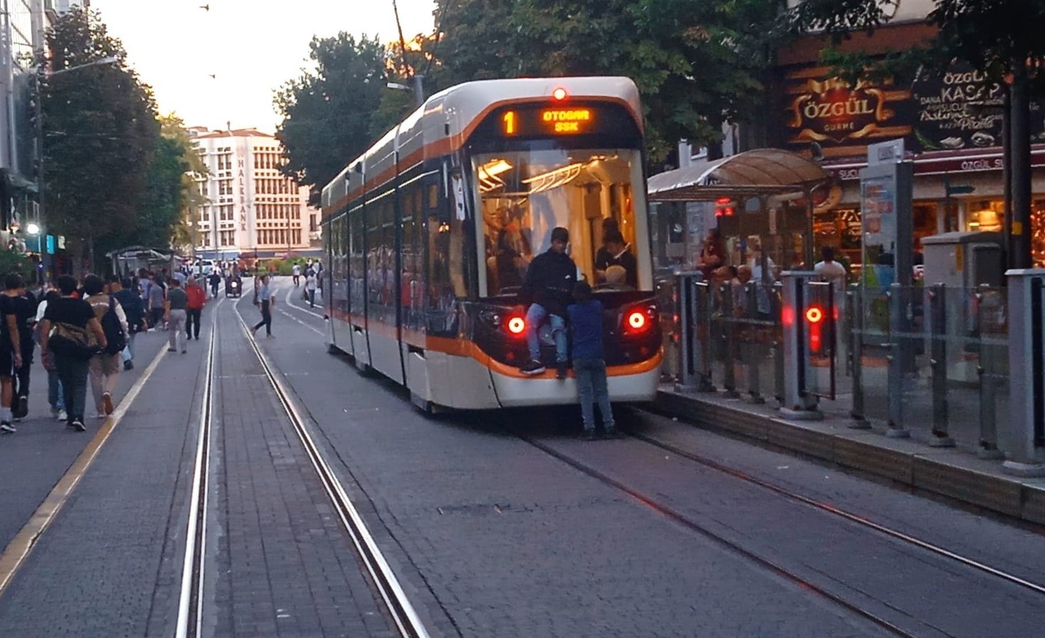 Eskişehir'de Tramvayda Tehlikeli Yolculuk!