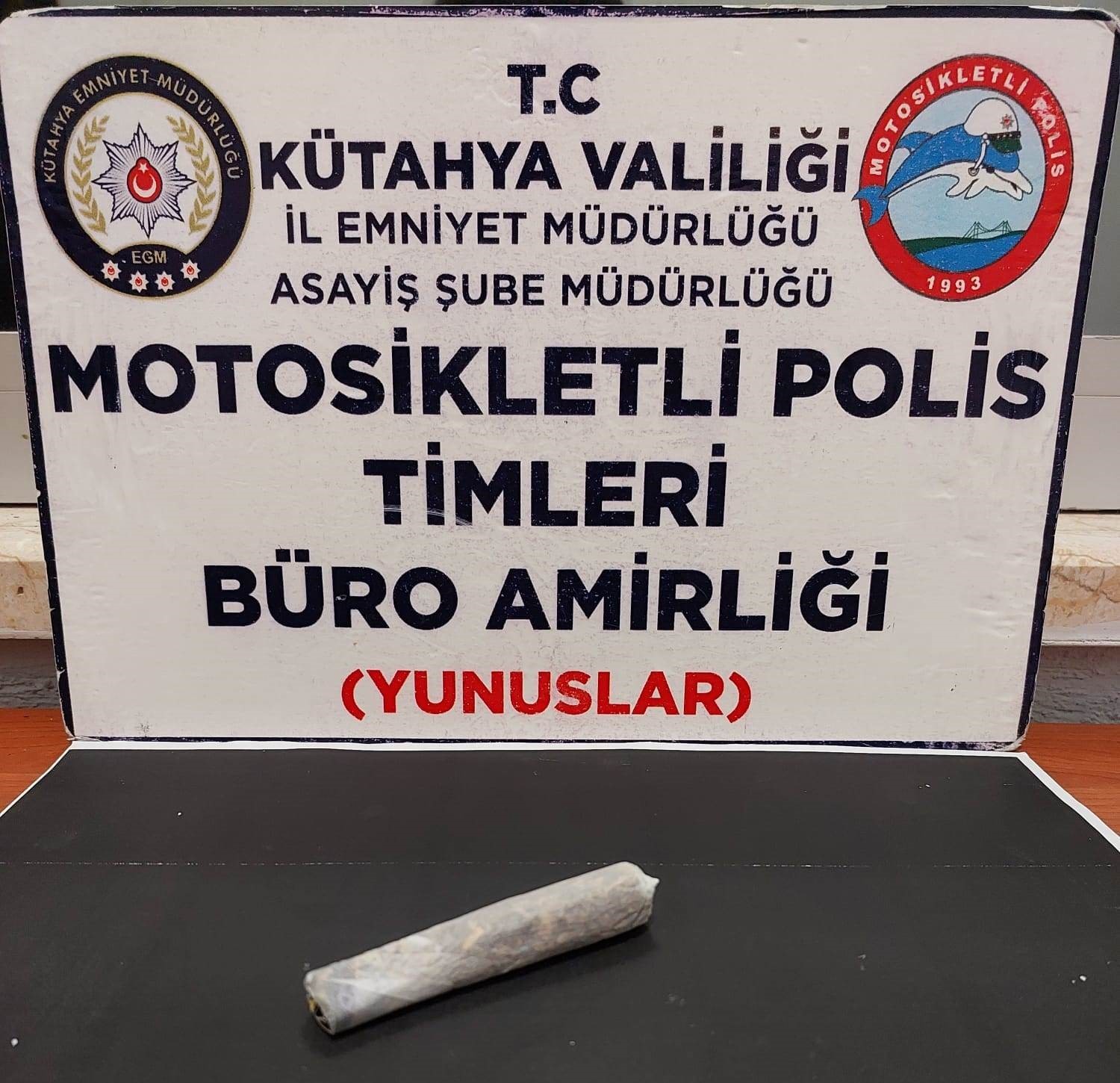 Kütahya'da Motosikletli Polisler, Araçta 1.95 Gram Esrar Buldu