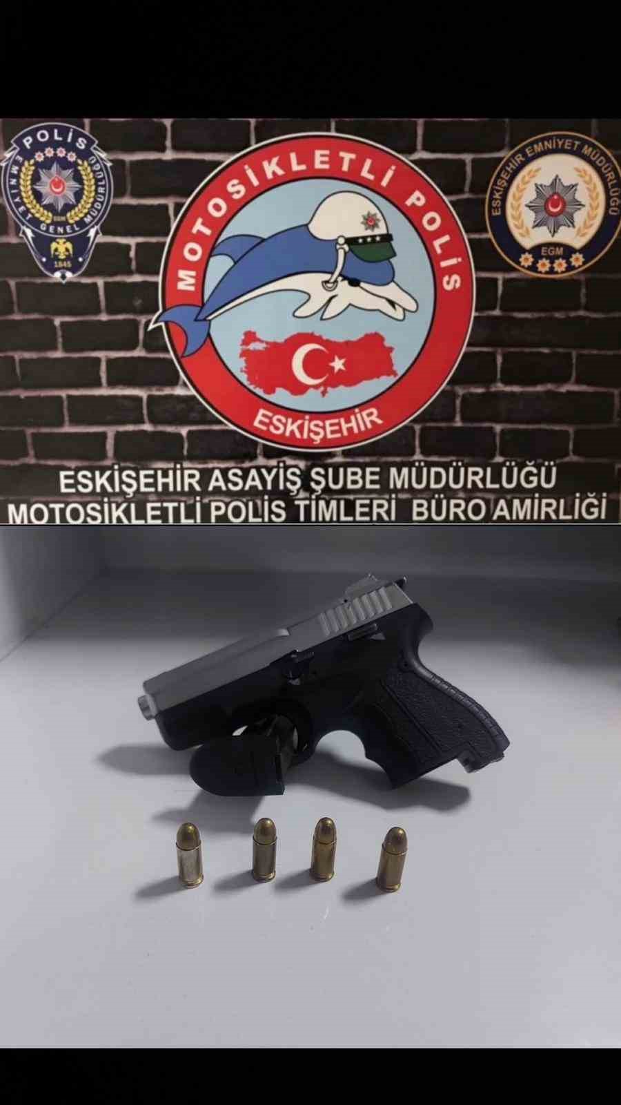 Eskişehir'de polis, şüphelinin üzerinde tabanca bulundu.