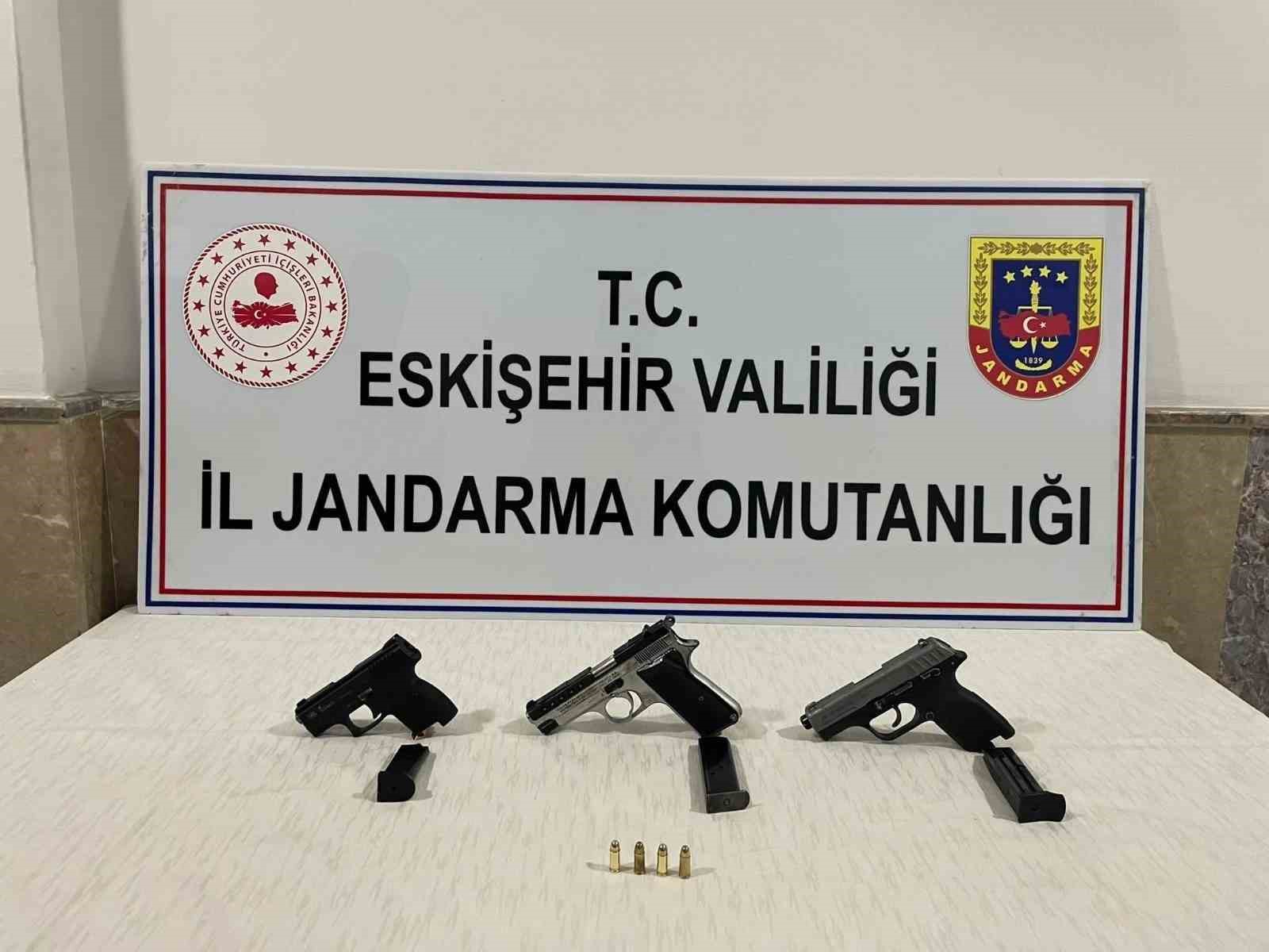 Eskişehir'de Jandarma Operasyonunda Ruhsatsız Tabancalar ve Alkollü Sürücüler Yakalandı