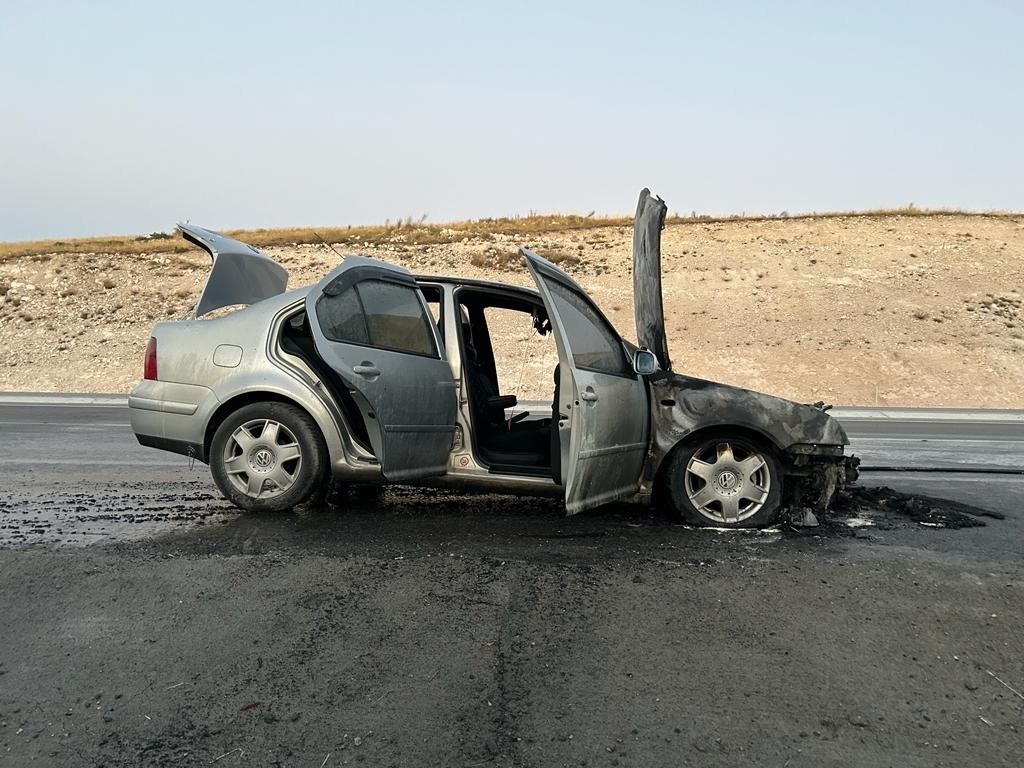 Afyonkarahisar'da Bakımdan Çıkan Otomobil Yandı